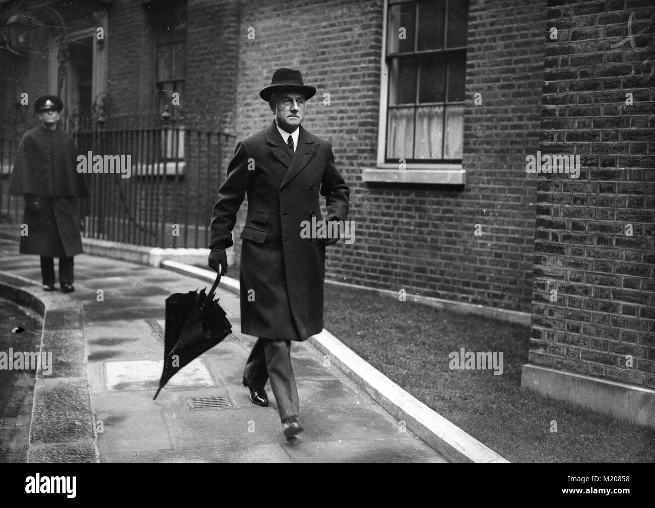 Homme politique britannique Sir Samuel Hoare, secrétaire de l'intérieur laissant10 Downing Street, London 1938 Banque D'Images