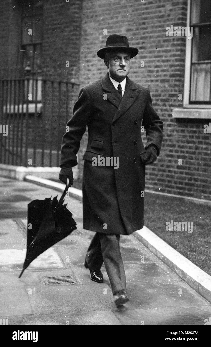 Homme politique britannique Sir Samuel Hoare, secrétaire de l'intérieur laissant10 Downing Street, London 1938 Banque D'Images