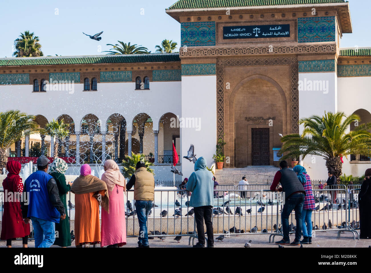 Casablanca, Maroc - 14 janvier 2018 : les gens marcher autour du Palais de Justice sur la place Mohammed V à Casablanca Banque D'Images