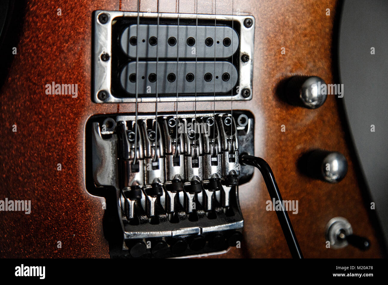 Guitare électrique vue détaillée, effectuer un zoom avant pour floyd rose,  très faible profondeur de champ libre Photo Stock - Alamy