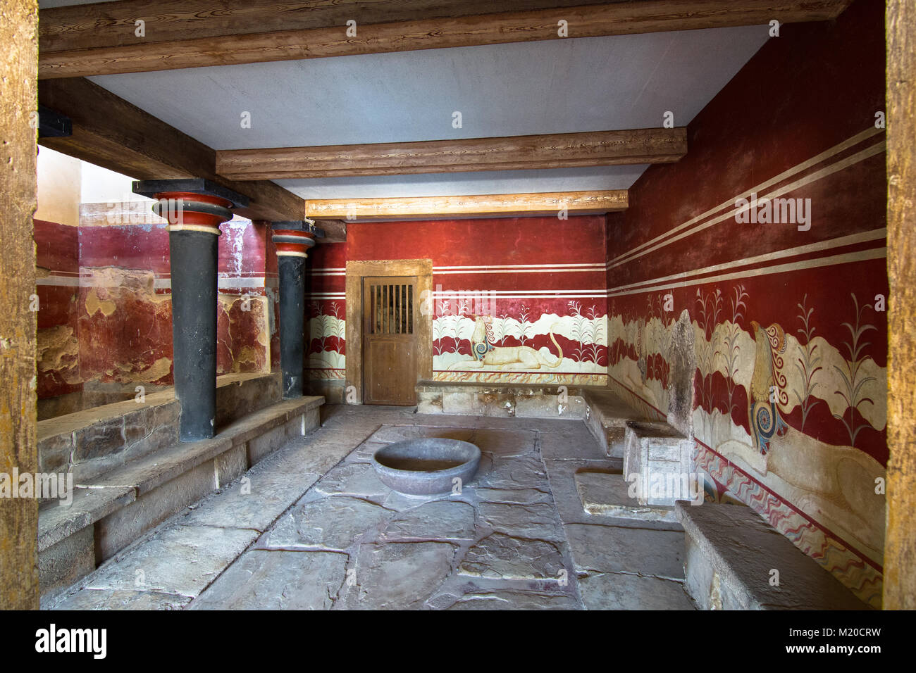 La salle de trône, au palais de Knossos, célèbre ancienne ville de Crète, situé près de la ville d'Héraklion moderne Banque D'Images