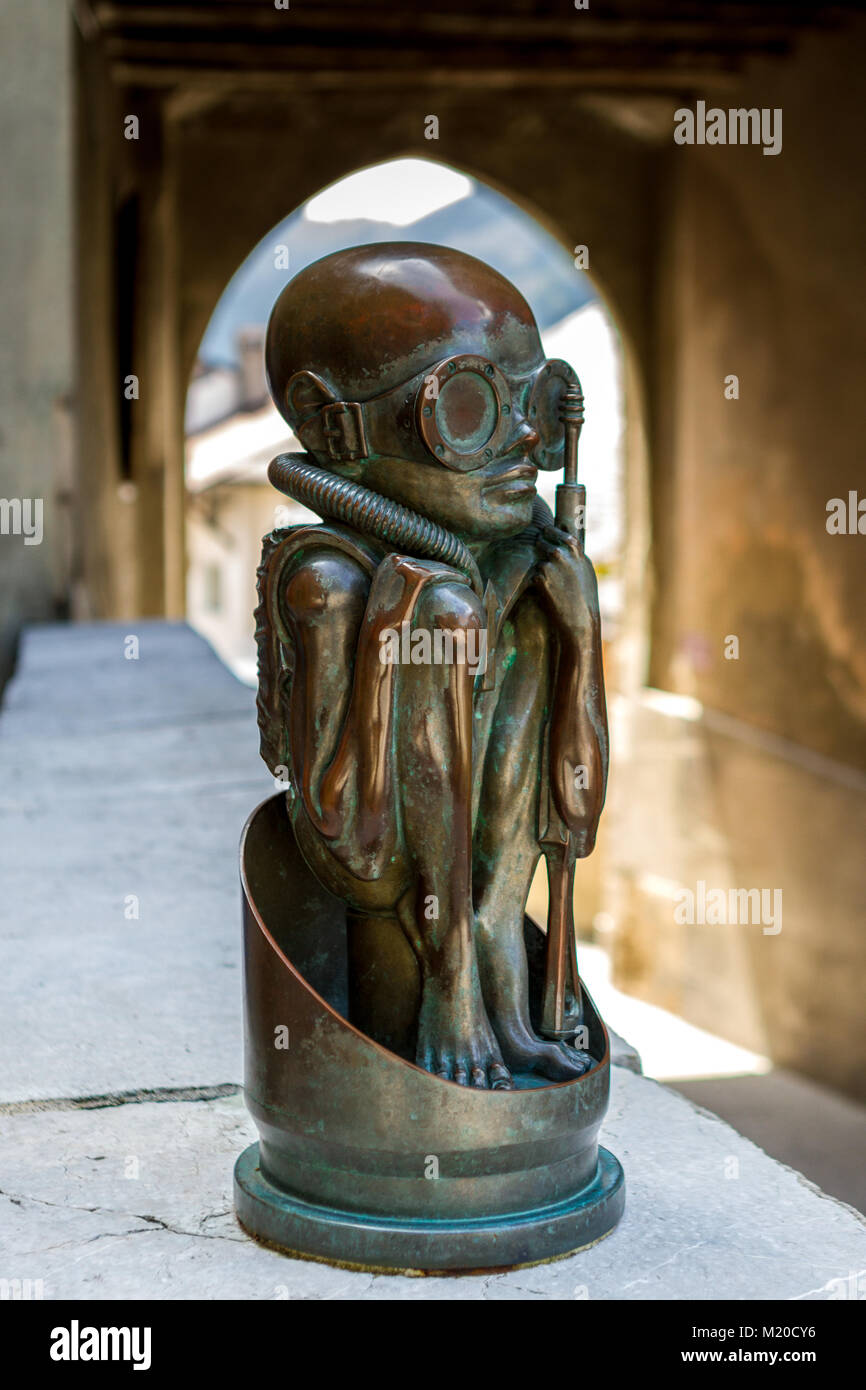 Naissance HR Giger statue de la machine en face de Giger Museum de ...