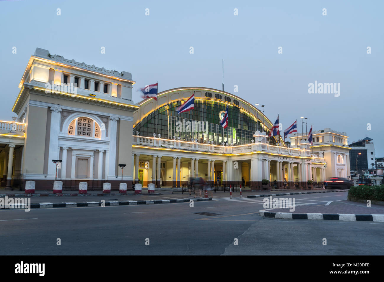 Une vue de la façade de la gare Hualampong à Bangkok à Bangkok, Thaïlande Banque D'Images