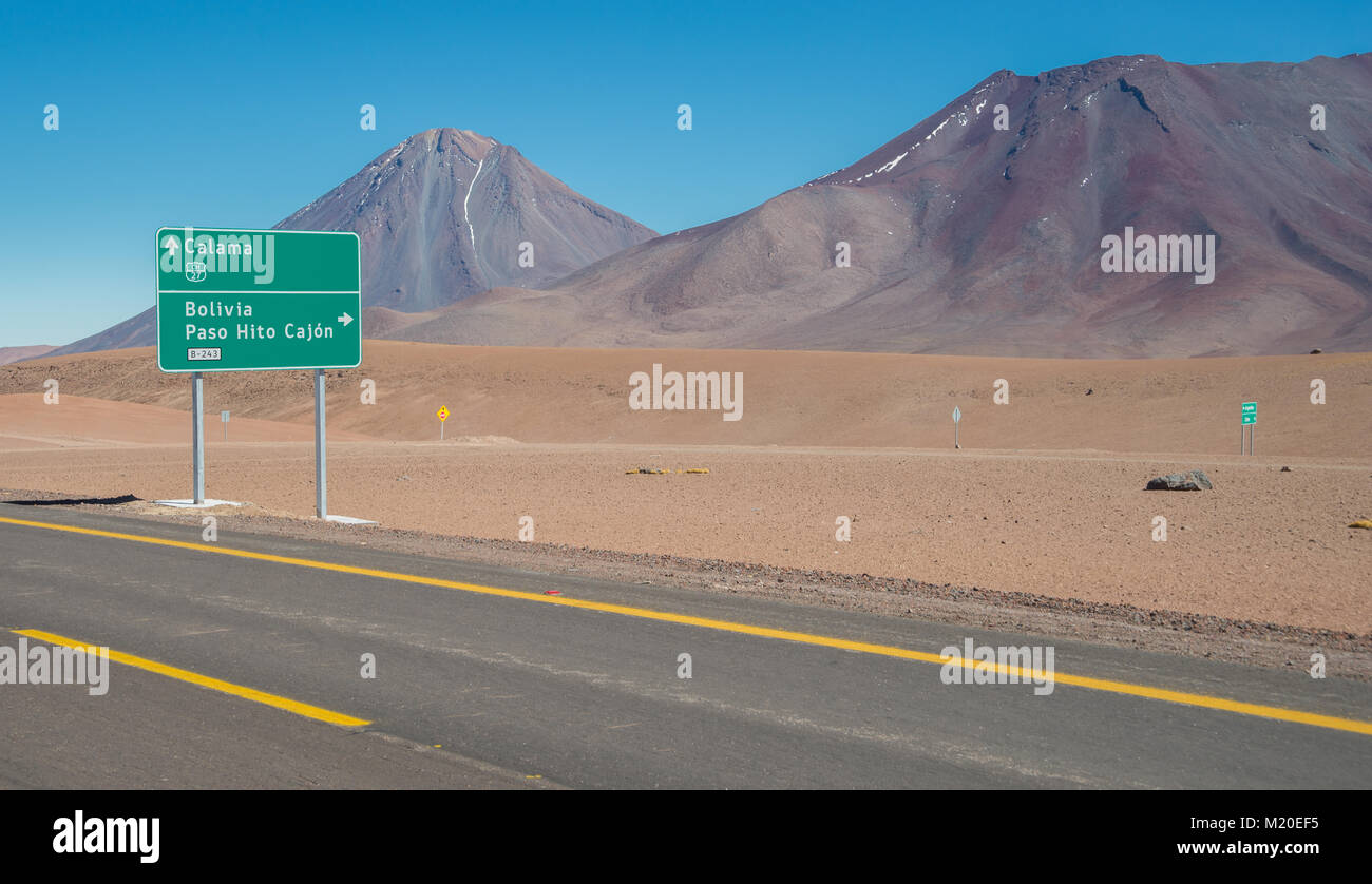 La signalisation routière dans le désert d'Atacama au Chili Banque D'Images