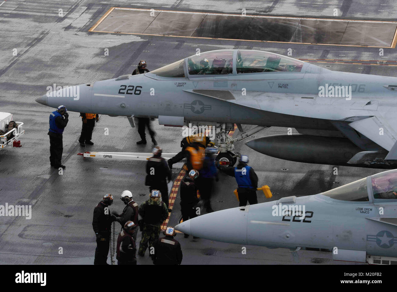 180129-N-FR275-0001 de l'OCÉAN ATLANTIQUE (jan. 29, 2018) Les marins se préparent à lancer un F/A-18F Super Hornet affectés à l 'Gladiators' de Strike Fighter Squadron (VFA) 106 depuis la cabine de pilotage à bord du porte-avions de classe Nimitz USS ABRAHAM LINCOLN (CVN 72). (U.S. Photo par marine Spécialiste de la communication de masse de la classe 3ème Jacob Smith/libérés) Banque D'Images