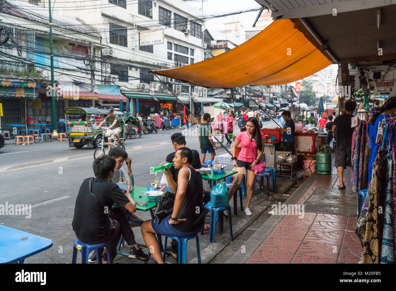 Les personnes mangeant dans la rue à Bangkok, Thaïlande Banque D'Images