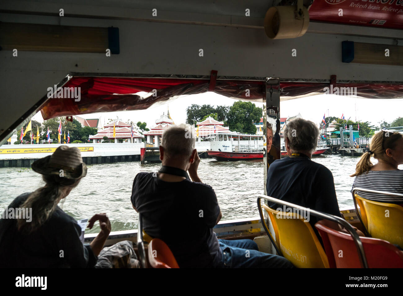 Bateau pour le transport de personnes sur la Mae Nam Chao Phraya à Bangkok, Thaïlande Banque D'Images