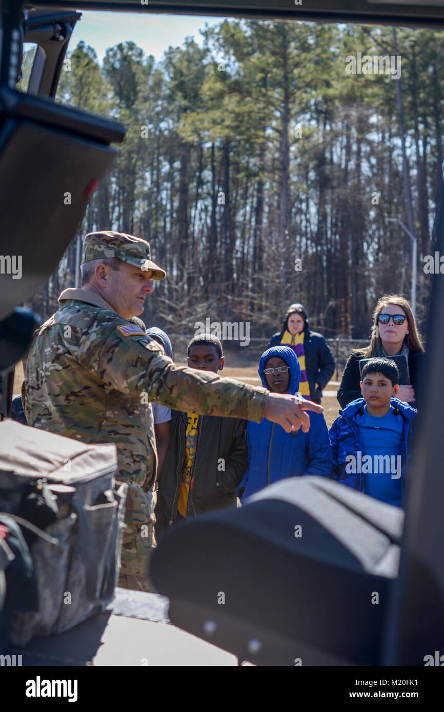 Le lieutenant-colonel Benny Collins, commandant de la 1-130ème Bataillon de Reconnaissance, d'attaque, 449e Brigade d'aviation théâtre répond aux questions des élèves de l'école primaire de Rogers Lane Raleigh (Caroline du Nord), 31 janvier 2018. Avec les soldats de la 449e Brigade d'aviation de théâtre a débarqué un hélicoptère Lakota UH 72 sur le terrain de l'école et a parlé aux élèves sur la façon dont le travail des hélicoptères, et les compétences en lecture et mathématiques nécessaires pour être un pilote. ( Banque D'Images