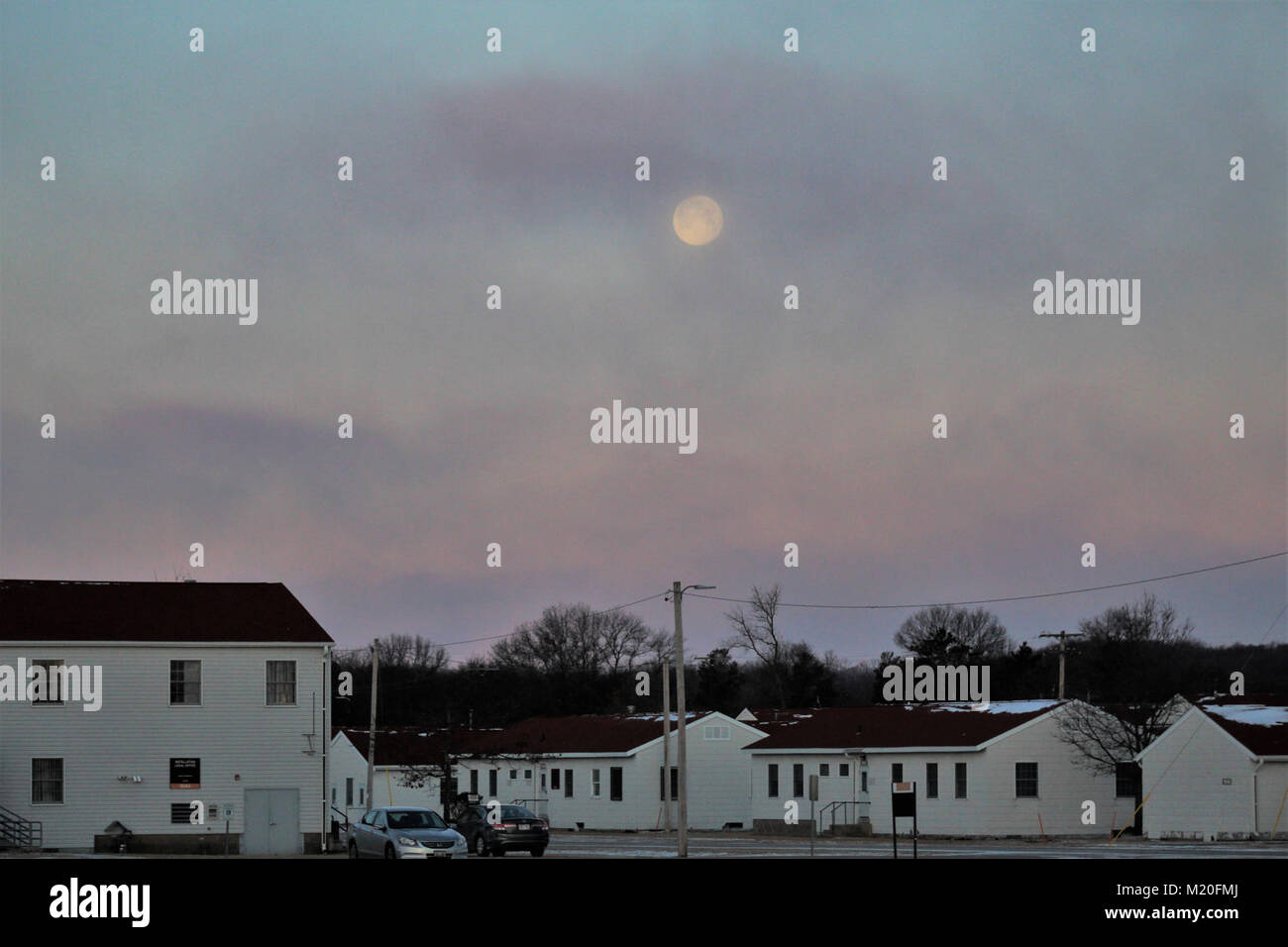 La lune se couche tôt le matin plus de Fort McCoy, Wisconsin (Etats-Unis), le 1 er février 2018. (U.S. Army Banque D'Images