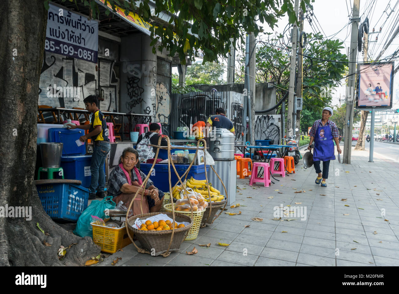 Un vendeur de fruits dans les rues de Bangkok, Thaïlande Banque D'Images