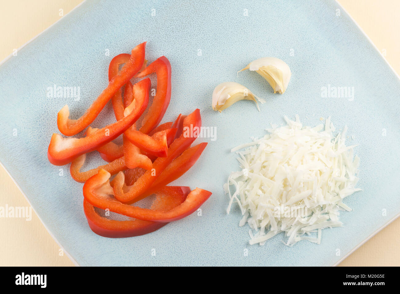 Poivrons rouges, ail et parmesan, préparés à base d'ingrédients pour  préparer une sauce pour pâtes Photo Stock - Alamy