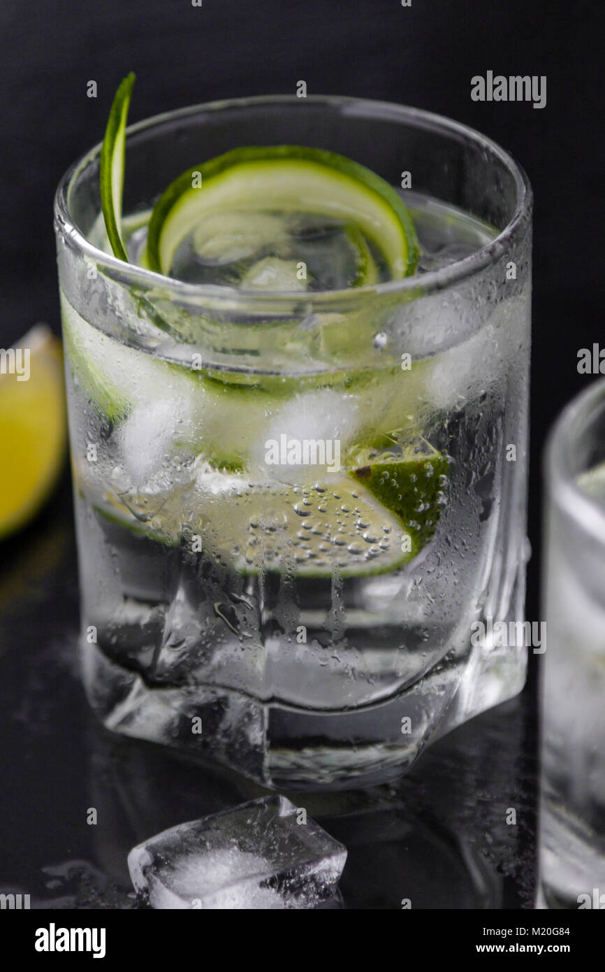 Gin Tonic avec le citron vert et de la glace dans le verre
