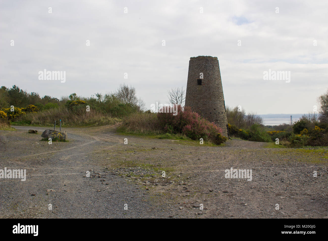 Un vieux moulin industriel stump à l'ancien site des mines de plomb à Whitespots dans le comté de Down en Irlande du Nord Banque D'Images