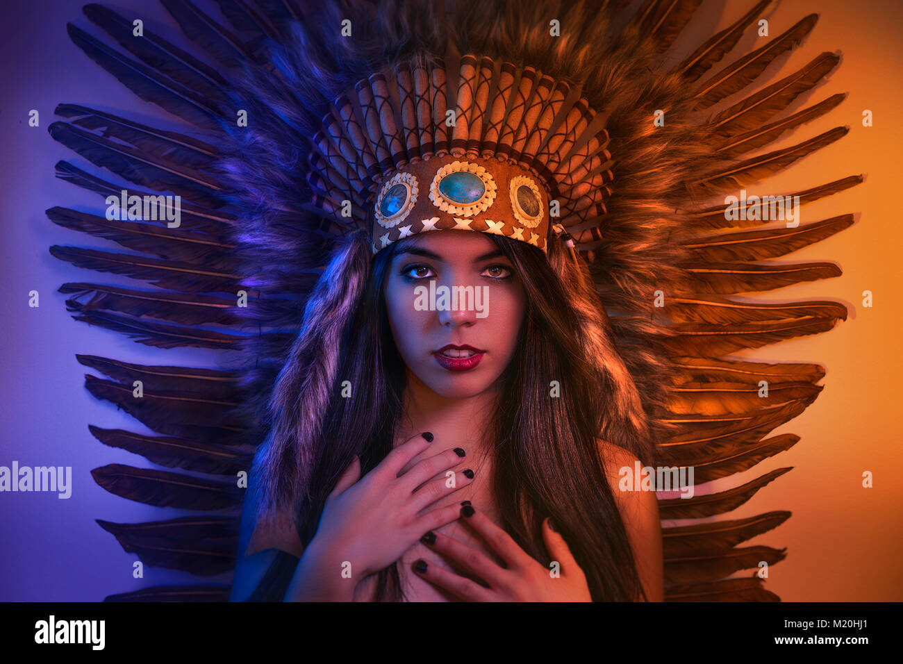 Coiffure, belle fille avec panache de plumes des indiens d'Amérique Photo  Stock - Alamy