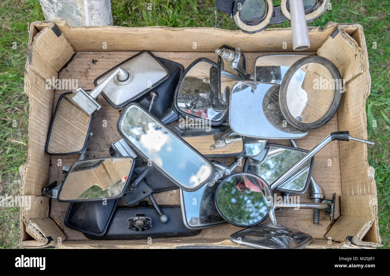 Vue aérienne d'un fort au marché aux puces avec divers miroirs de voiture Banque D'Images