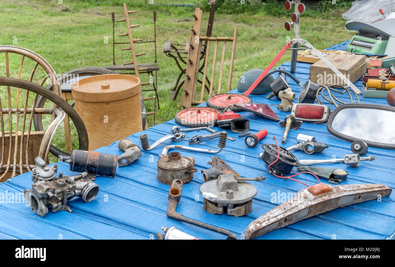 Table avec divers outils et objets à un marché aux puces Banque D'Images