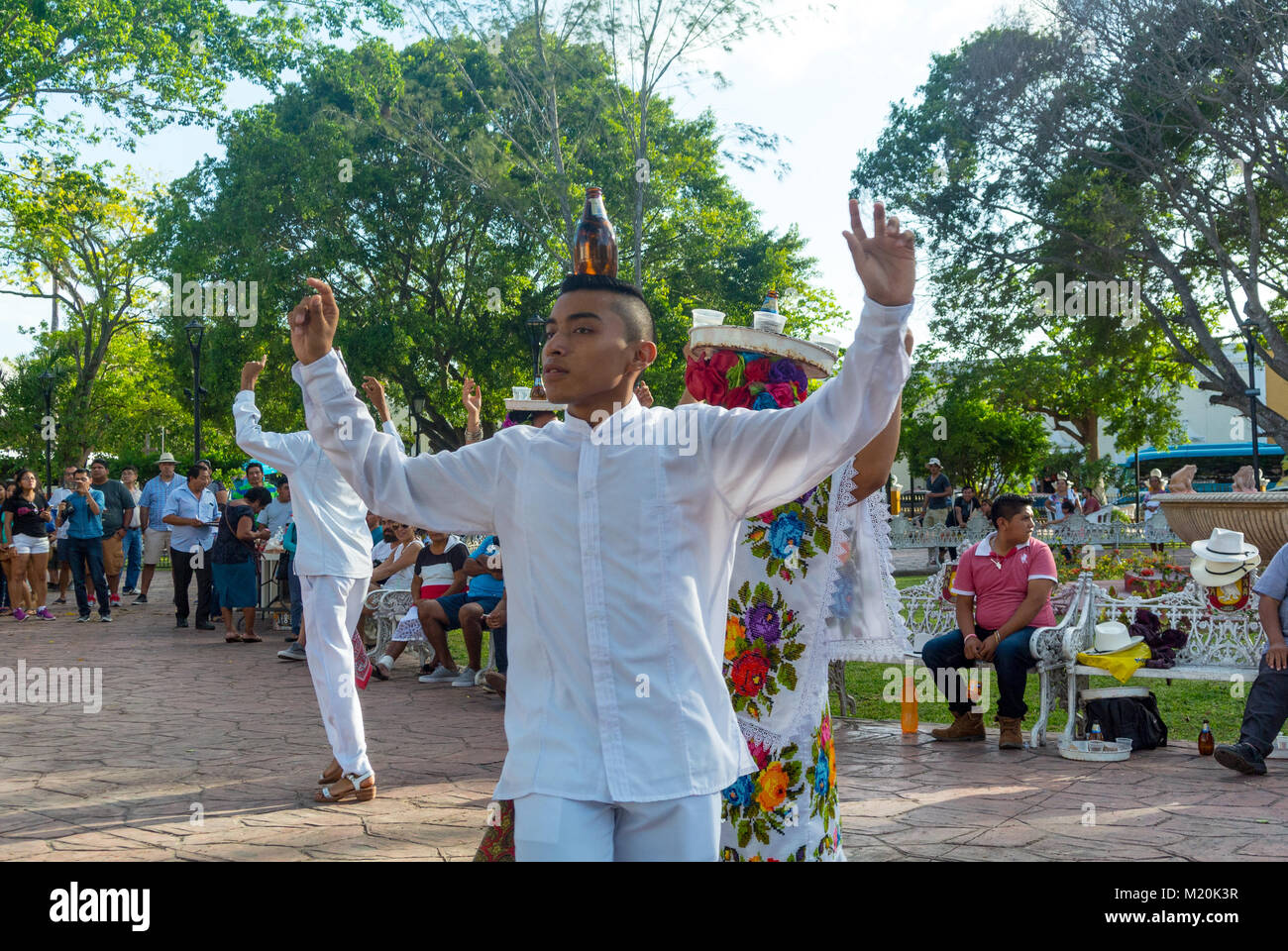 Valladolid, Yucatan, 22th de mai 2017 Mexique, danseurs mexicains avec costume de hupil au Parque principal Francisco Cantón Rosado qui est un principal Banque D'Images