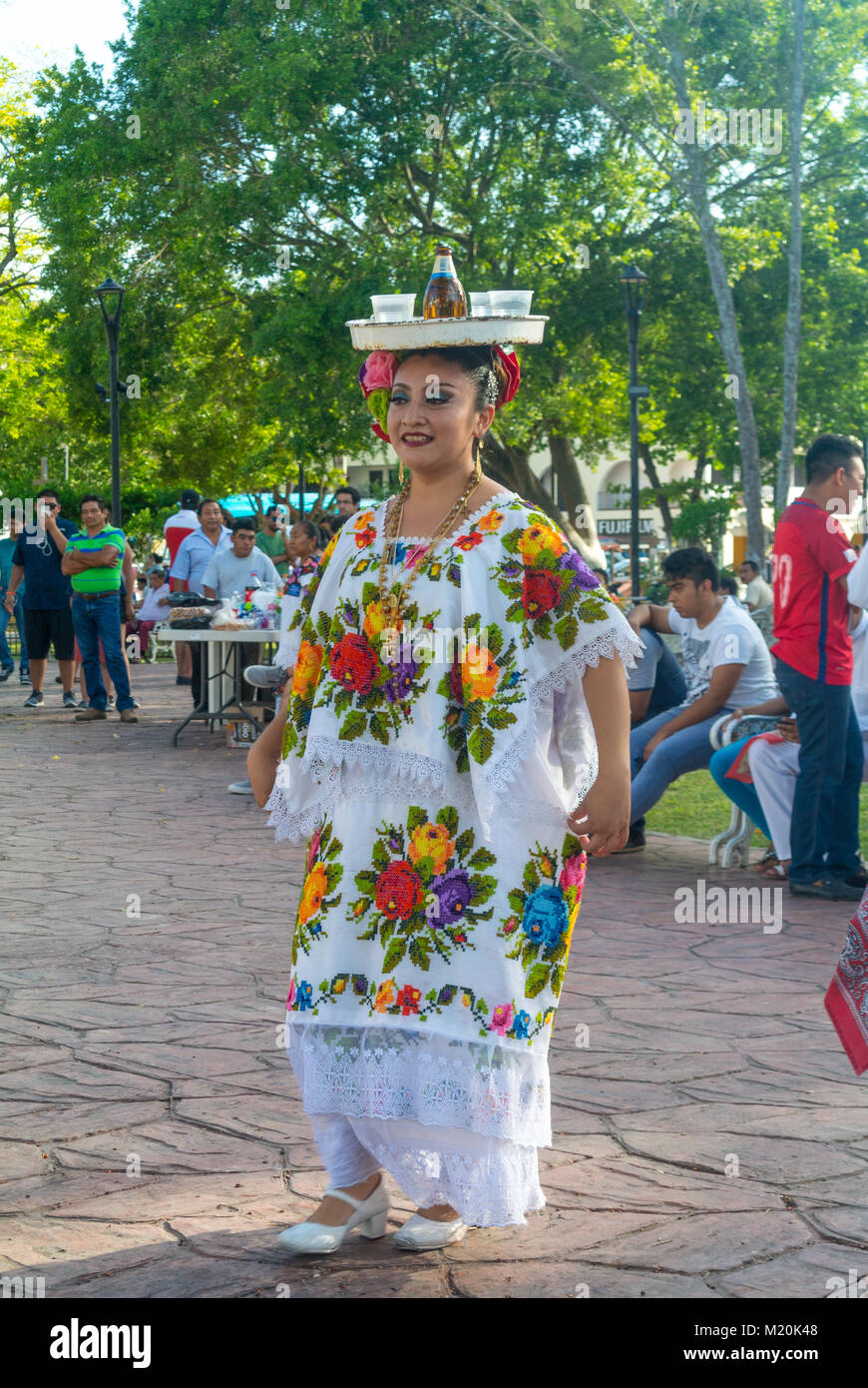 Valladolid, Yucatan, danseuses mexicaines avec costume de hupil au Parque principal Francisco Cantón Rosado qui est un principe Banque D'Images