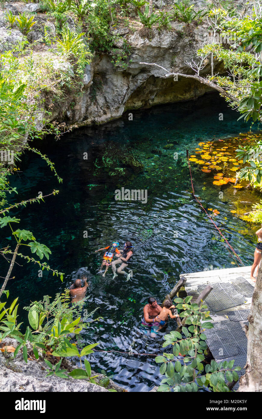 Tulum, Quintana Roo, Mexique, les touristes nageant dans le Cénote Sacré à tulum Banque D'Images