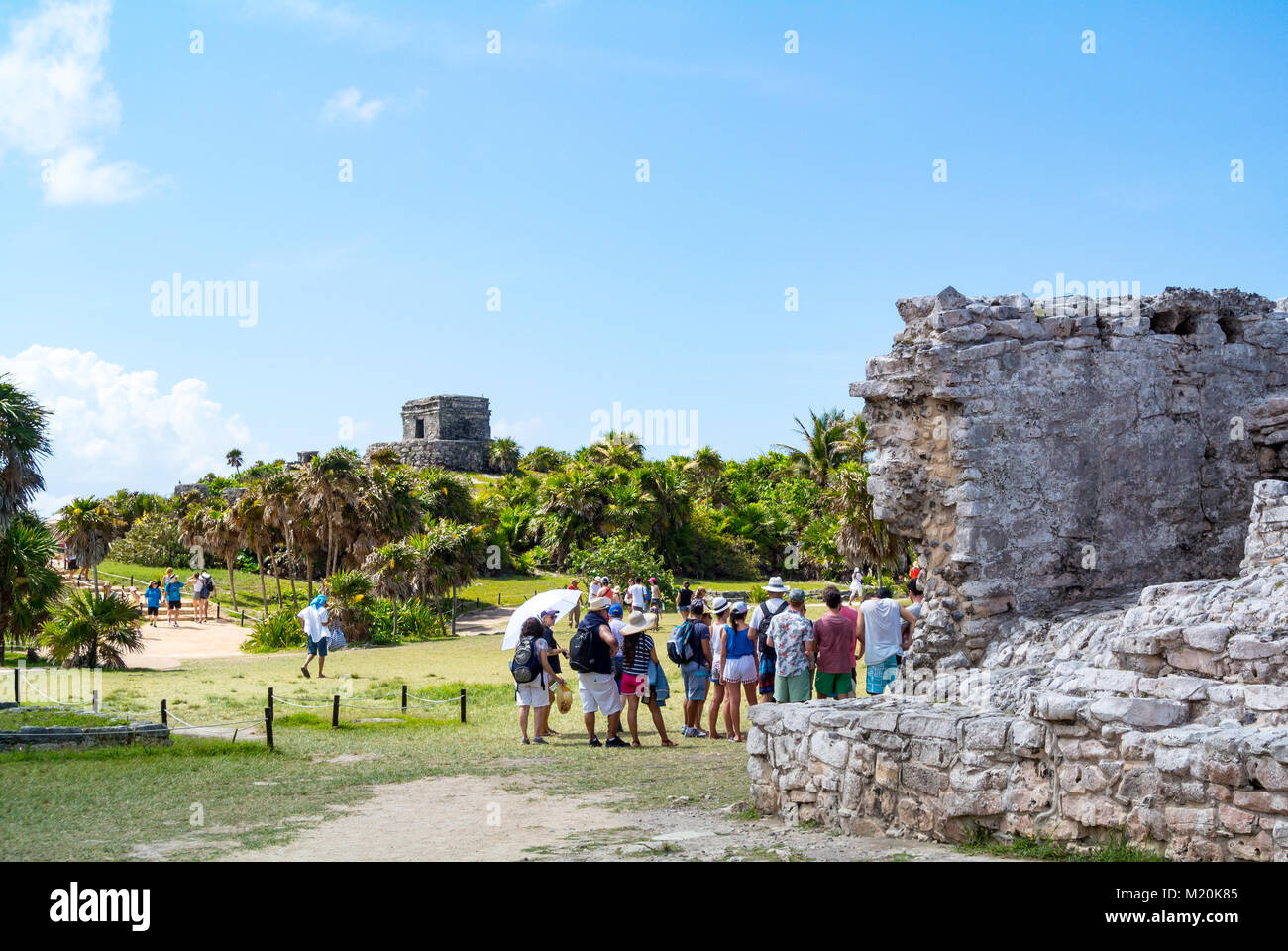 Les touristes visitant les ruines mayas, Tulum, péninsule du Yucatan, Mexique Banque D'Images