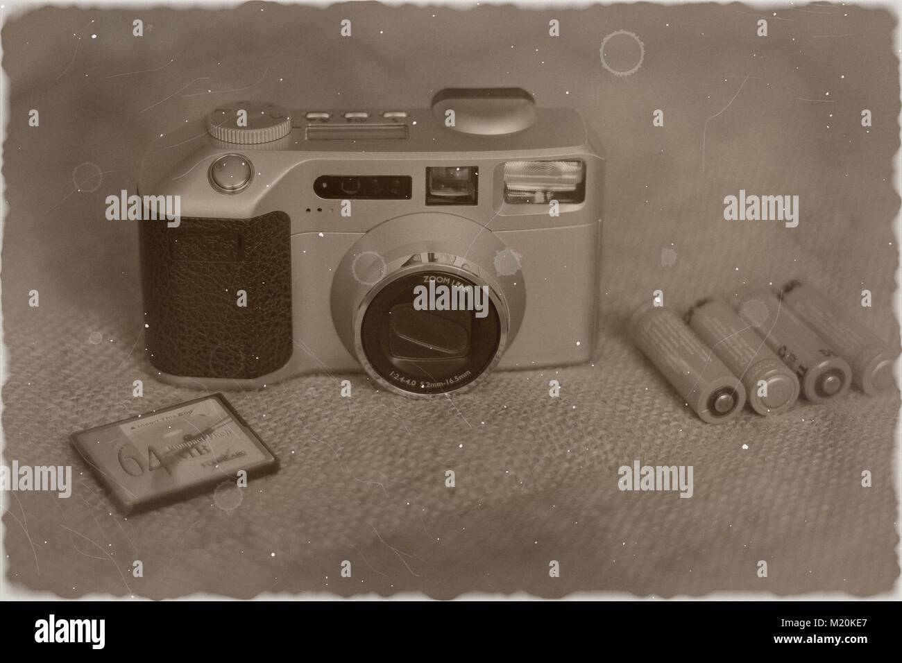 Ancien appareil photo sur toile de fond avec piles et carte mémoire Banque D'Images