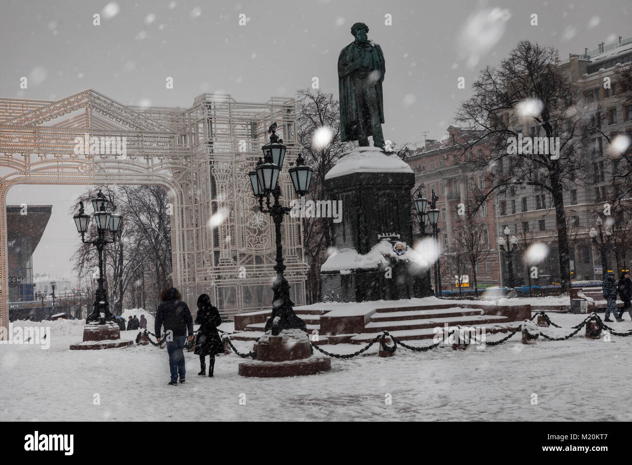 Vue du monument à Alexandre Pouchkine et de la Place Pouchkine, dans le centre de Moscou pendant une forte chute de neige, la Russie Banque D'Images