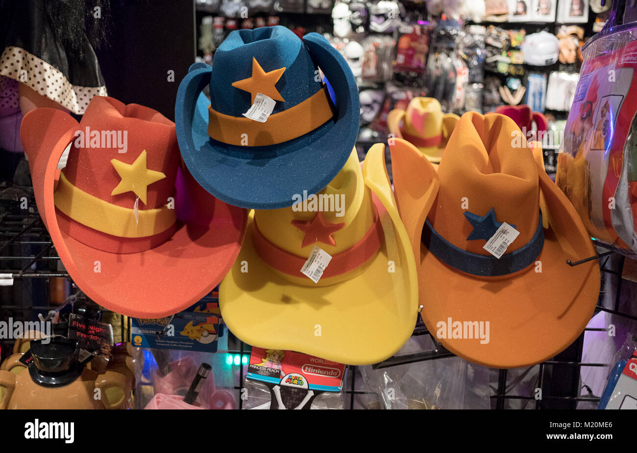 Chapeau de cowboy en mousse colorée surdimensionnés en vente à la boutique costume Halloween Adventure sur Broadway à Greenwich Village, New York City Banque D'Images