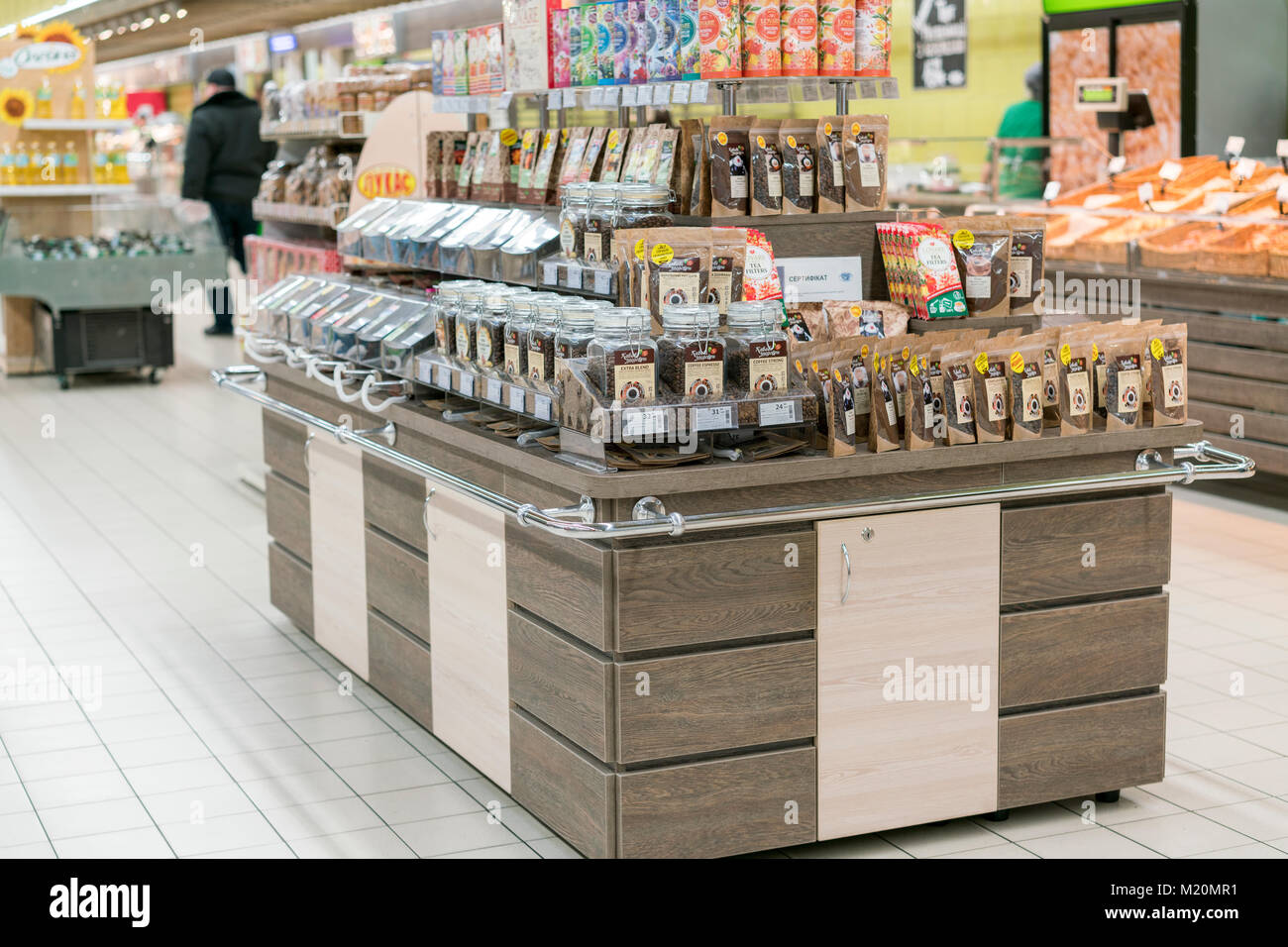 Kiev, Ukraine. Le 1 février 2018. Plateau avec thé et café dans le supermarché Banque D'Images