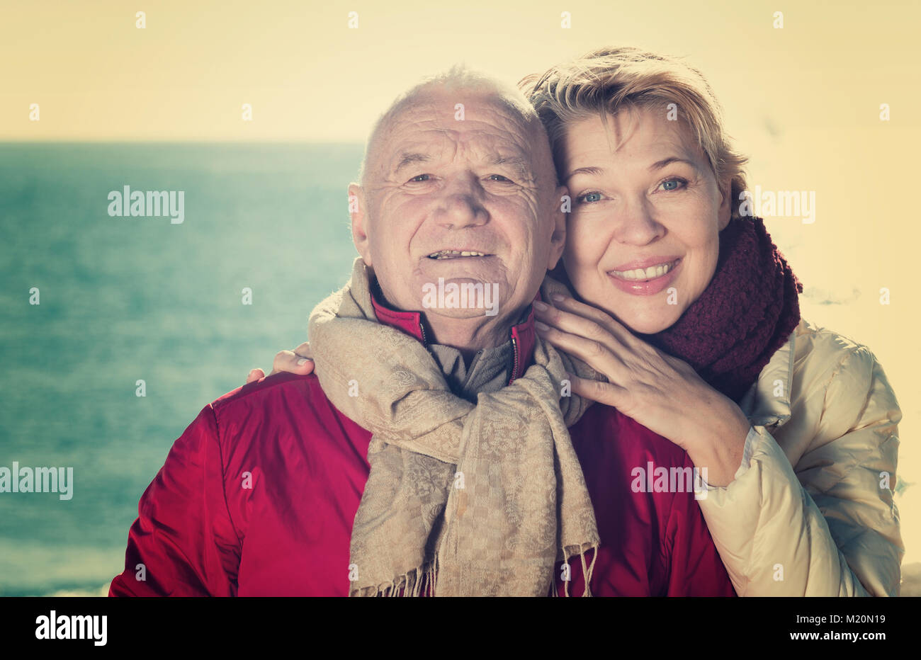 Young couple marche sur la mer par jour frisquet ensoleillé Banque D'Images