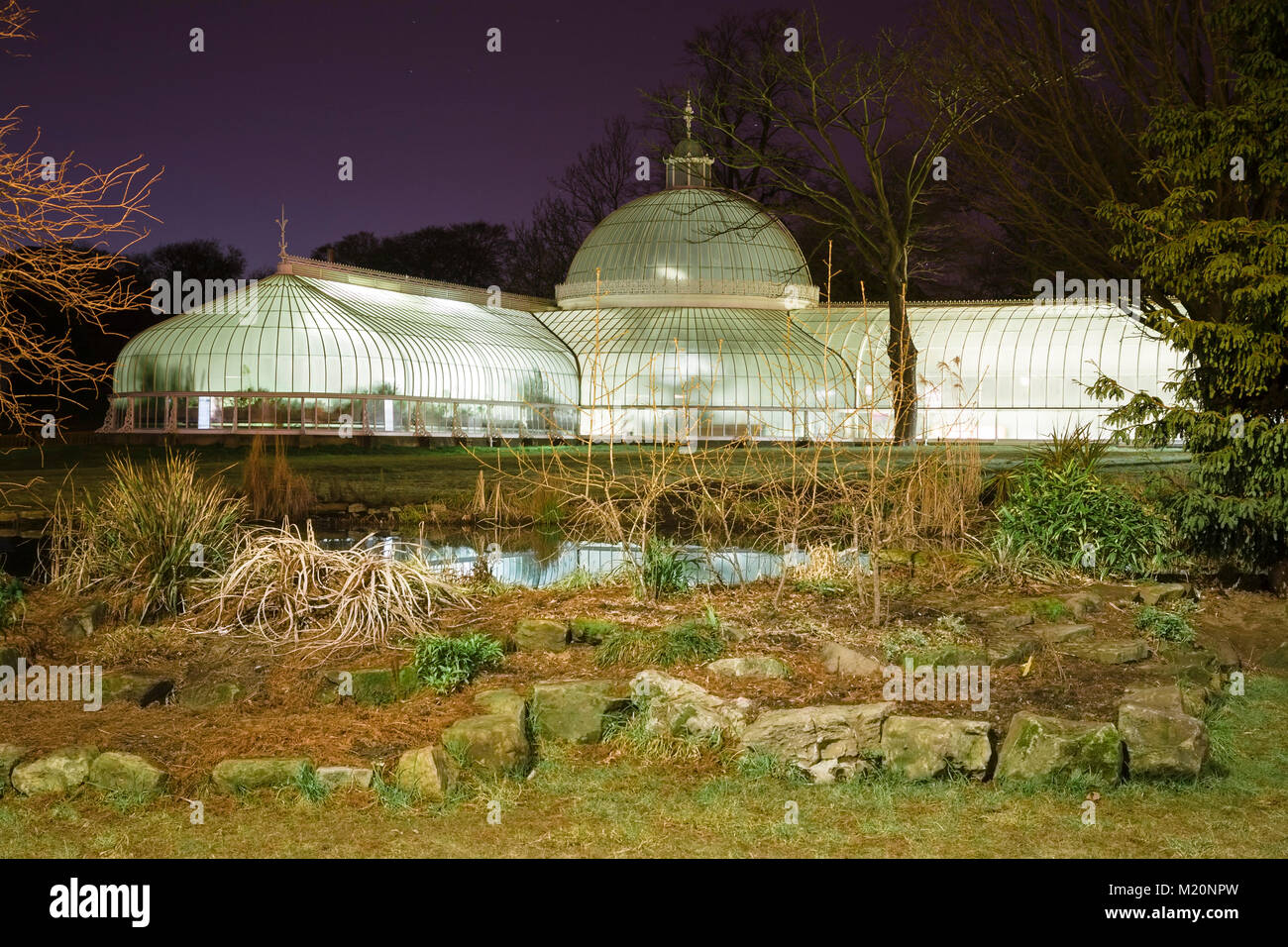 Le Palais de la croquette au Botanic Gardens, West End, Glasgow, une serre en fonte, illuminée de l'intérieur la nuit. Banque D'Images