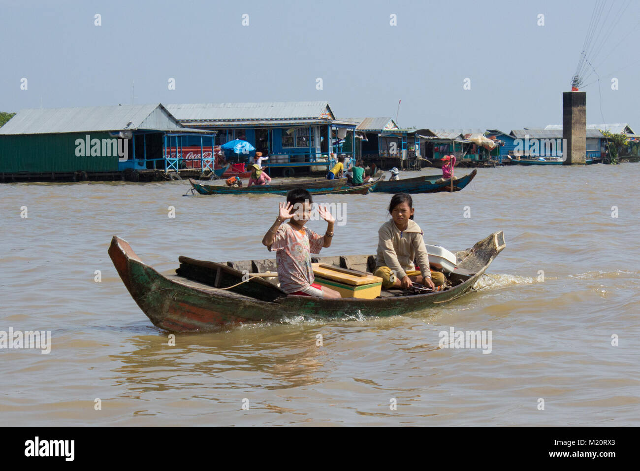 Siem Reap, Cambodge - Janvier 2014 : Garçon et fille sur le bateau de boissons sur le lac Tonle Sap, Cambodge - Banque D'Images