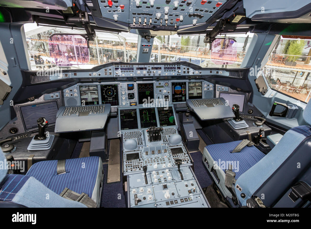 PARIS - JUN 18, 2015 : Airbus A380 cockpit. L'A380 est le plus grand avion de passagers dans le monde. Banque D'Images