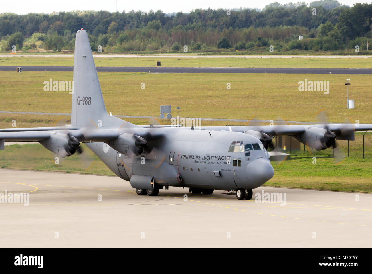 EINDHOVEN, Pays-Bas - 17 SEP 2016 : Royal Netherlands Air Force Lockheed C-130 Hercules de cargo le roulage vers la piste de l'aéroport d'Eindhoven. Banque D'Images