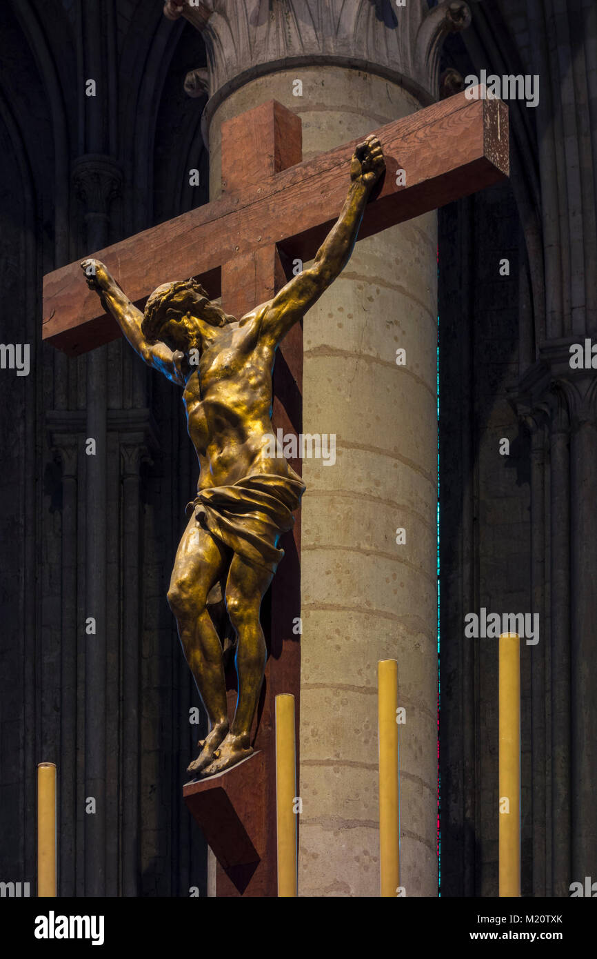 Sculpture du Christ sur la croix dans la Cathédrale de Rouen, Normandie, France Banque D'Images