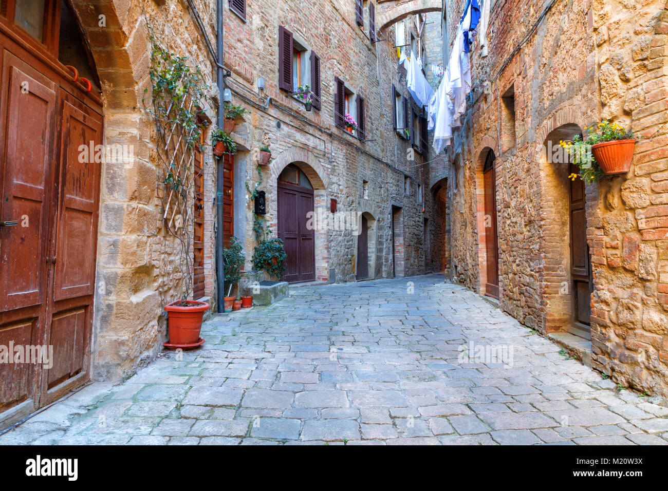 De charmantes petites rues étroites serré de la ville de Volterra en Toscane, Italie, Europe Banque D'Images