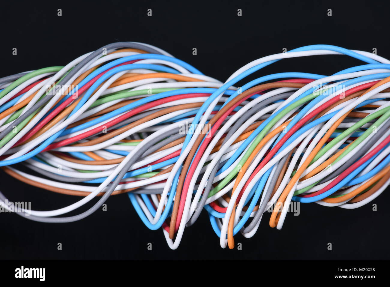 Câble électrique multicolore sur fond sombre Banque D'Images