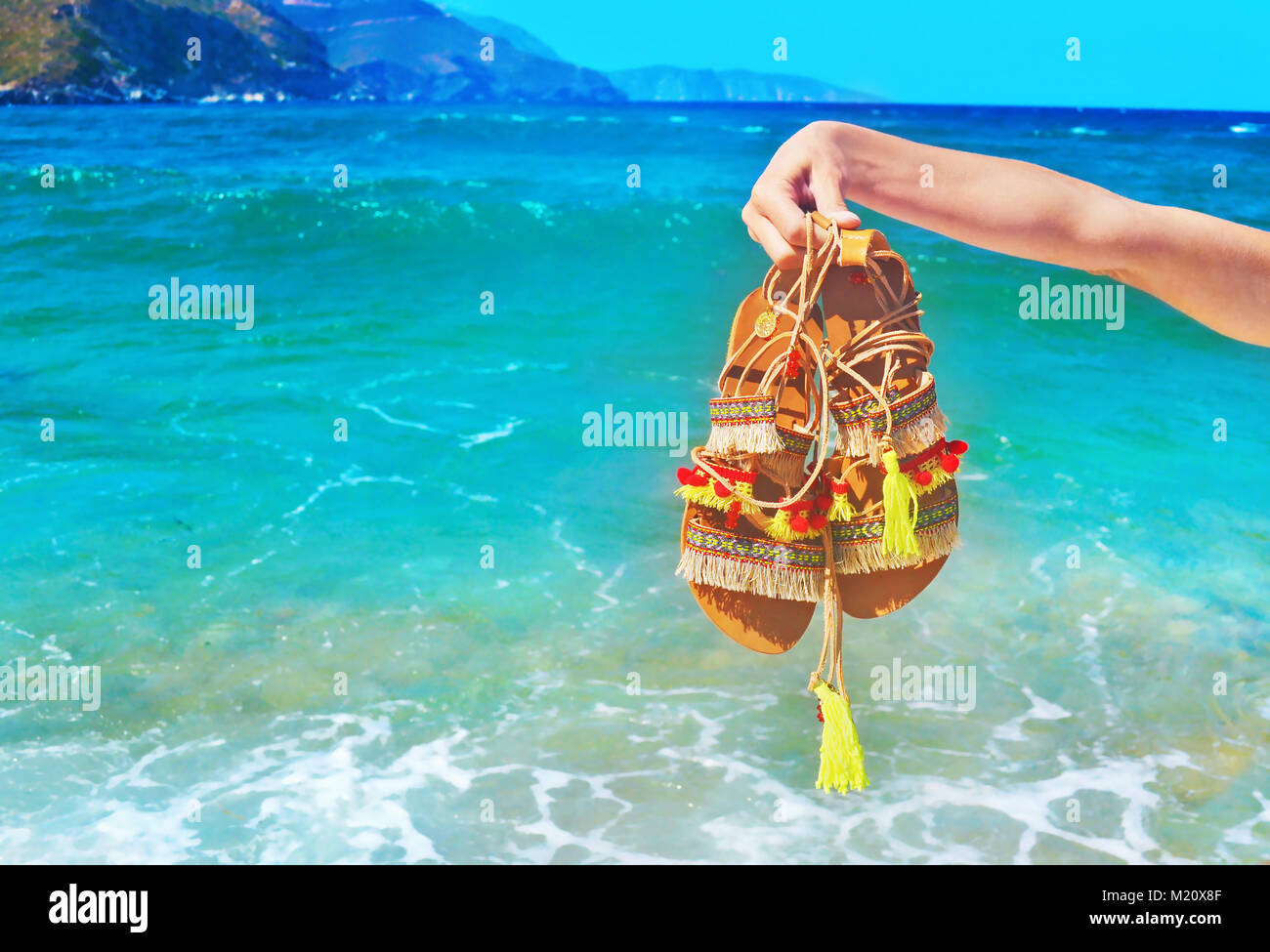 Sandales grecques de Bohême sur la plage chaussures d'été - Publicité Banque D'Images