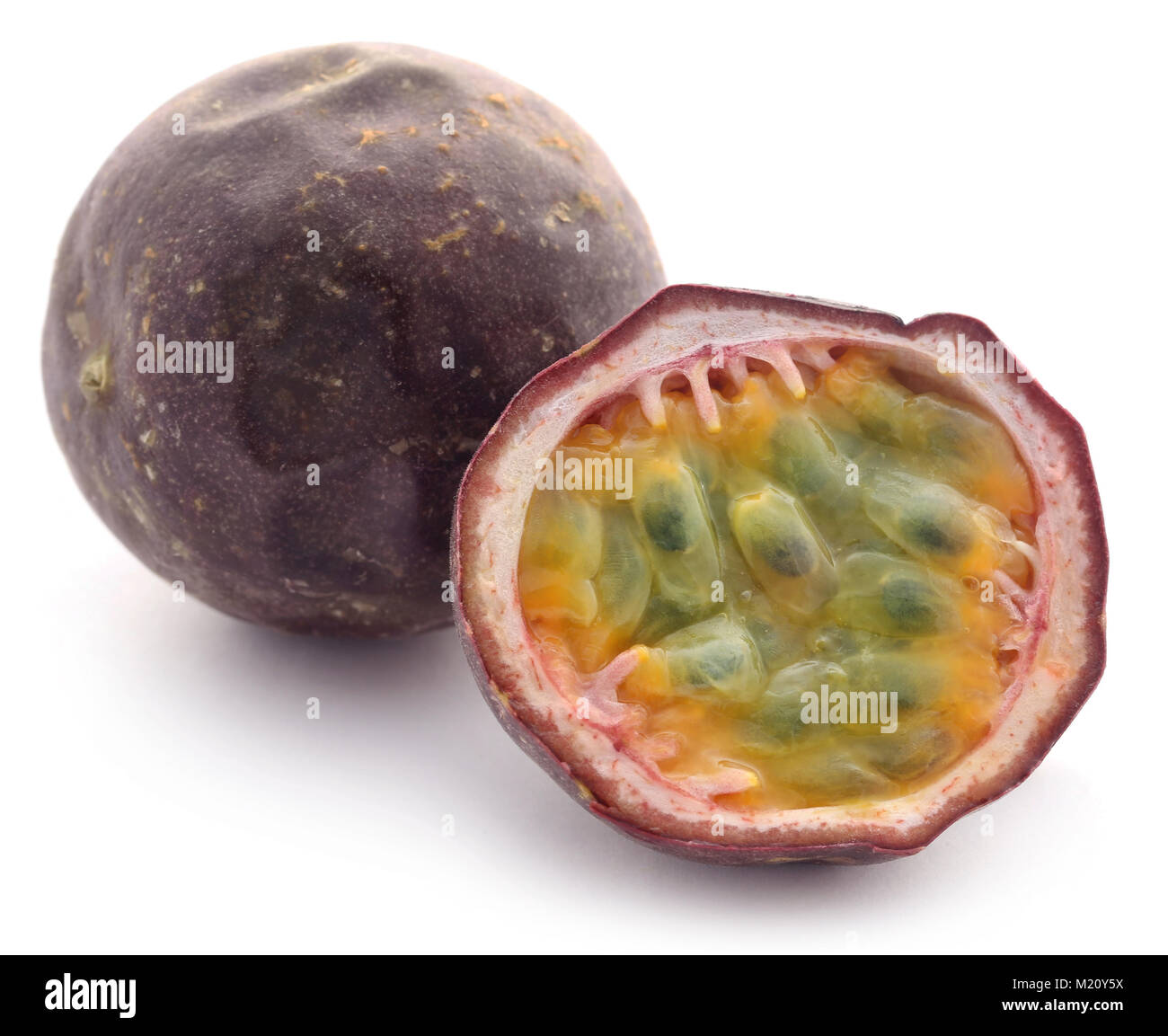 Fruit de la passion sur fond blanc Banque D'Images