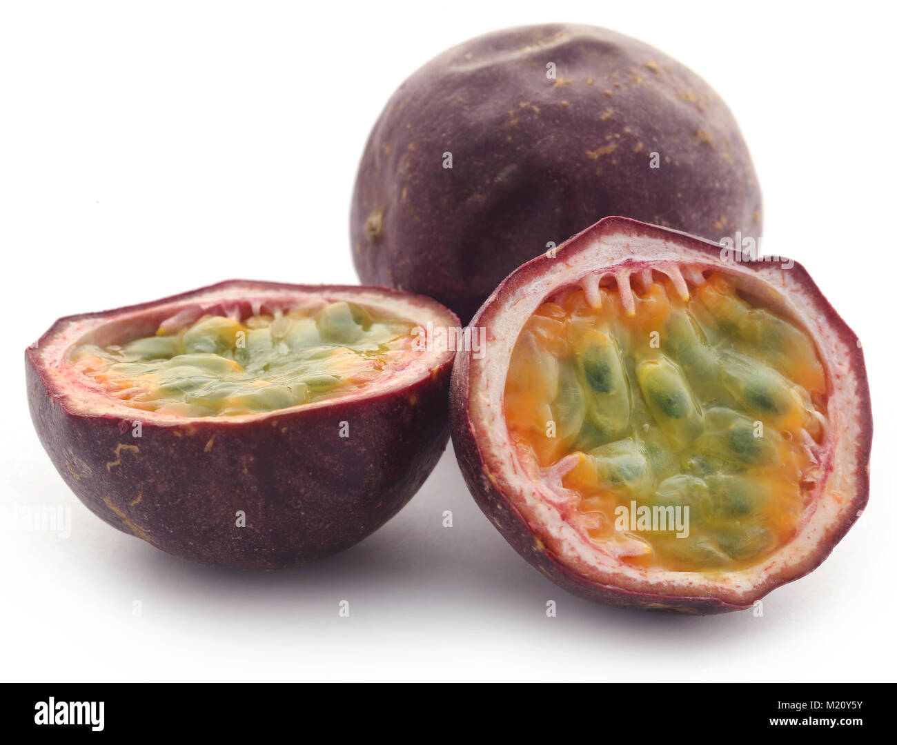 Fruit de la passion sur fond blanc Banque D'Images