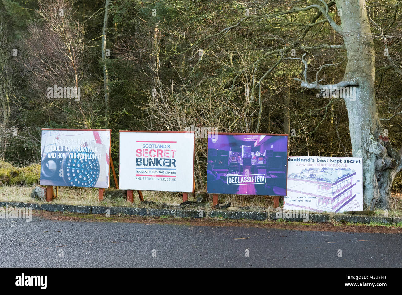 Les panneaux menant à Bunker secret d'Écosse, Troy Bois, Fife, Scotland, UK Banque D'Images