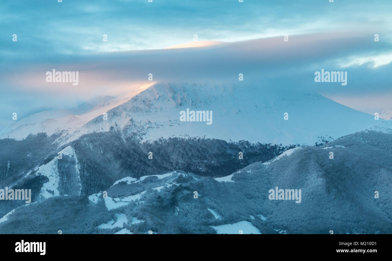 Lever du soleil dans les montagnes d'Ubina, entre les Asturies et Léon, par une journée d'hiver avec beaucoup de neige, tôt le matin pour photographier les couleurs uniques Banque D'Images