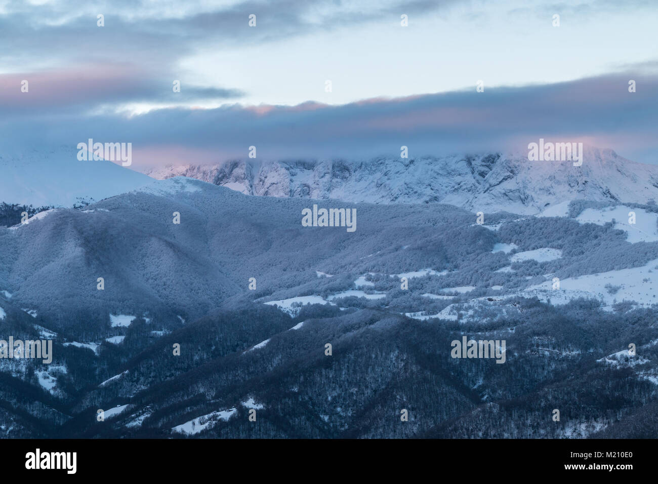 Lever du soleil dans les montagnes d'Ubina, entre les Asturies et Léon, par une journée d'hiver avec beaucoup de neige, tôt le matin pour photographier les couleurs uniques Banque D'Images