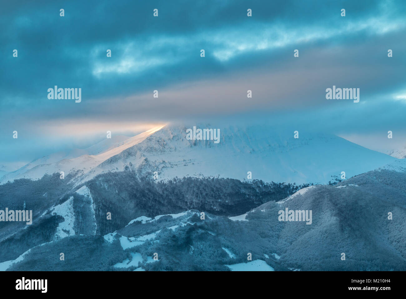 Lever du soleil dans les montagnes d'Ubina, entre les Asturies et Léon, par une journée d'hiver avec beaucoup de neige, tôt le matin pour photographier les couleurs uniques Banque D'Images