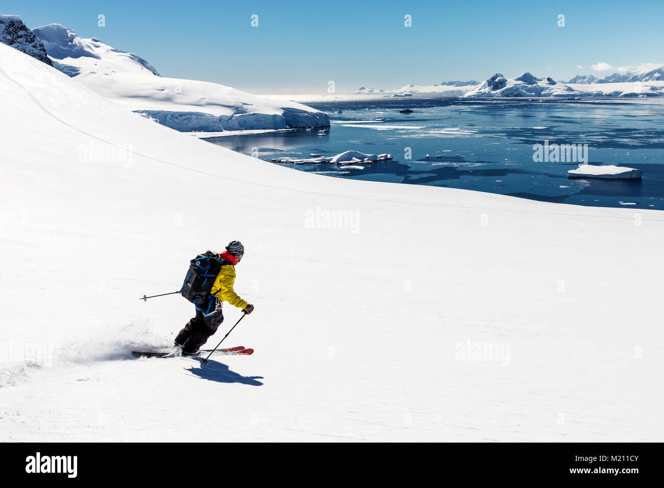 Ski alpin ski alpin de l'alpiniste dans l'Antarctique ; l'Île Nansen Banque D'Images