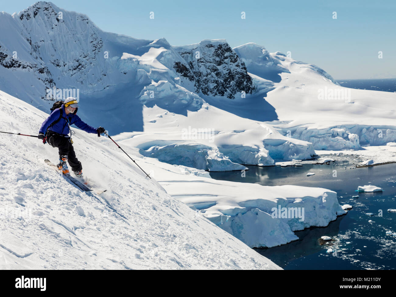 Ski alpin ski alpin de l'alpiniste dans l'Antarctique ; l'Île Nansen Banque D'Images