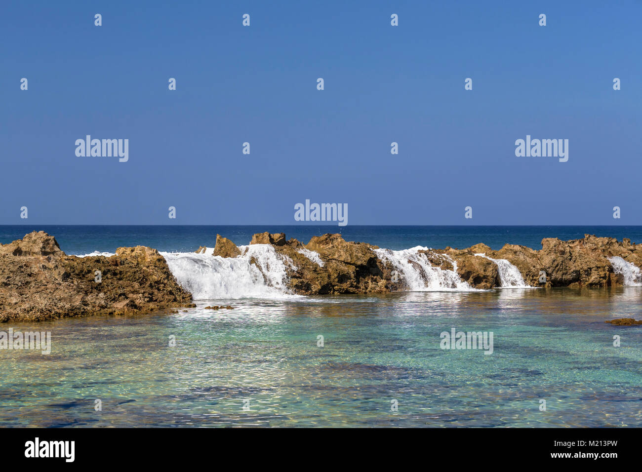 Vue de la pierre de lave cascade de requins Cove à Pupukea, Oahu Hawaii Banque D'Images