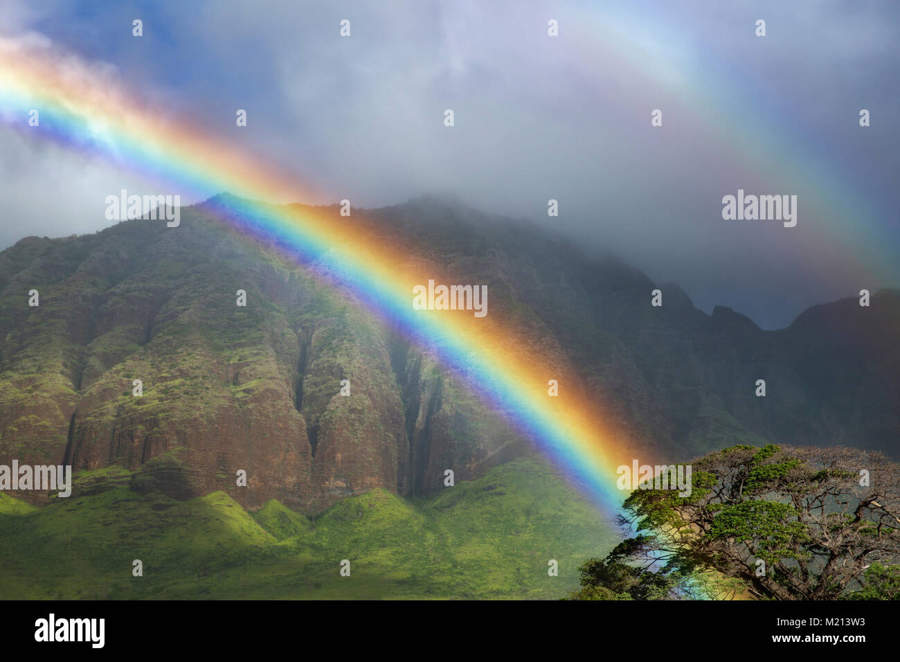 Double arc-en-ciel dans la région de Waianae, Oahu, Hawaii Banque D'Images