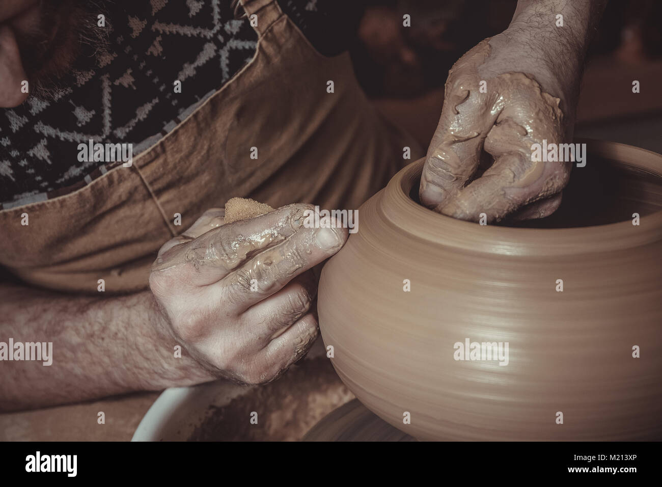 Homme âgé de décisions à l'aide de pot de céramique en studio Banque D'Images