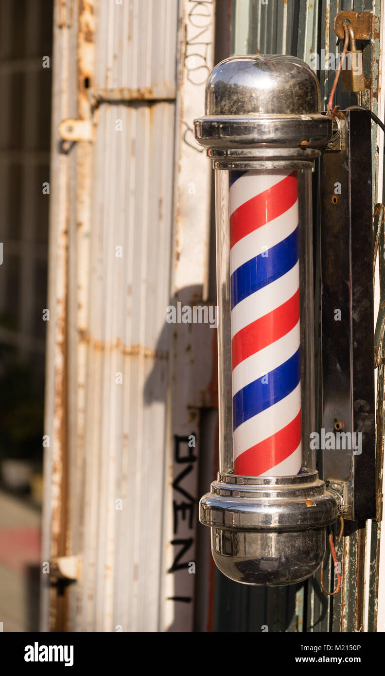 Composition verticale pôle coiffure tournante rouge blanc bleu cheveux coupés Banque D'Images