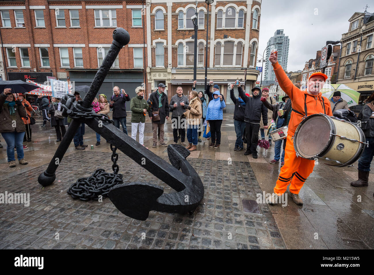 Londres, Royaume-Uni. 3, 2018. Les habitants de célébrer le retour de l'icône de Deptford, avec une cérémonie d'ancrage procession musicale que l'ancre est finalement remis à sa place d'origine à l'extrémité sud de Deptford High Street après avoir été retiré en 2013 . Crédit : Guy Josse/Alamy Live News Banque D'Images